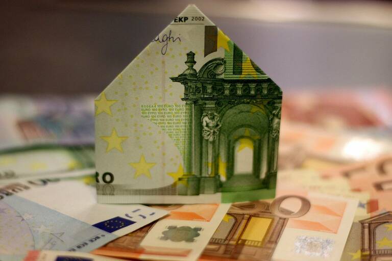 Papierhaus aus einhundert Euro Schein
