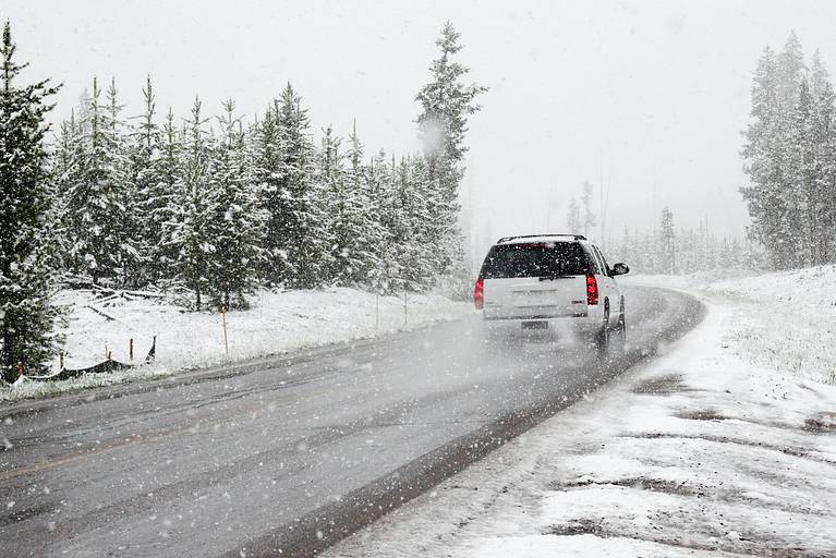 Auto-winter-schnee-verkehr